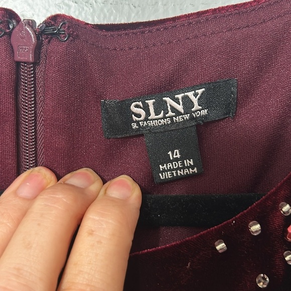 SLNY burgundy velvet side ruched evening dress with shoulder embellishments 14 - Picture 3 of 6